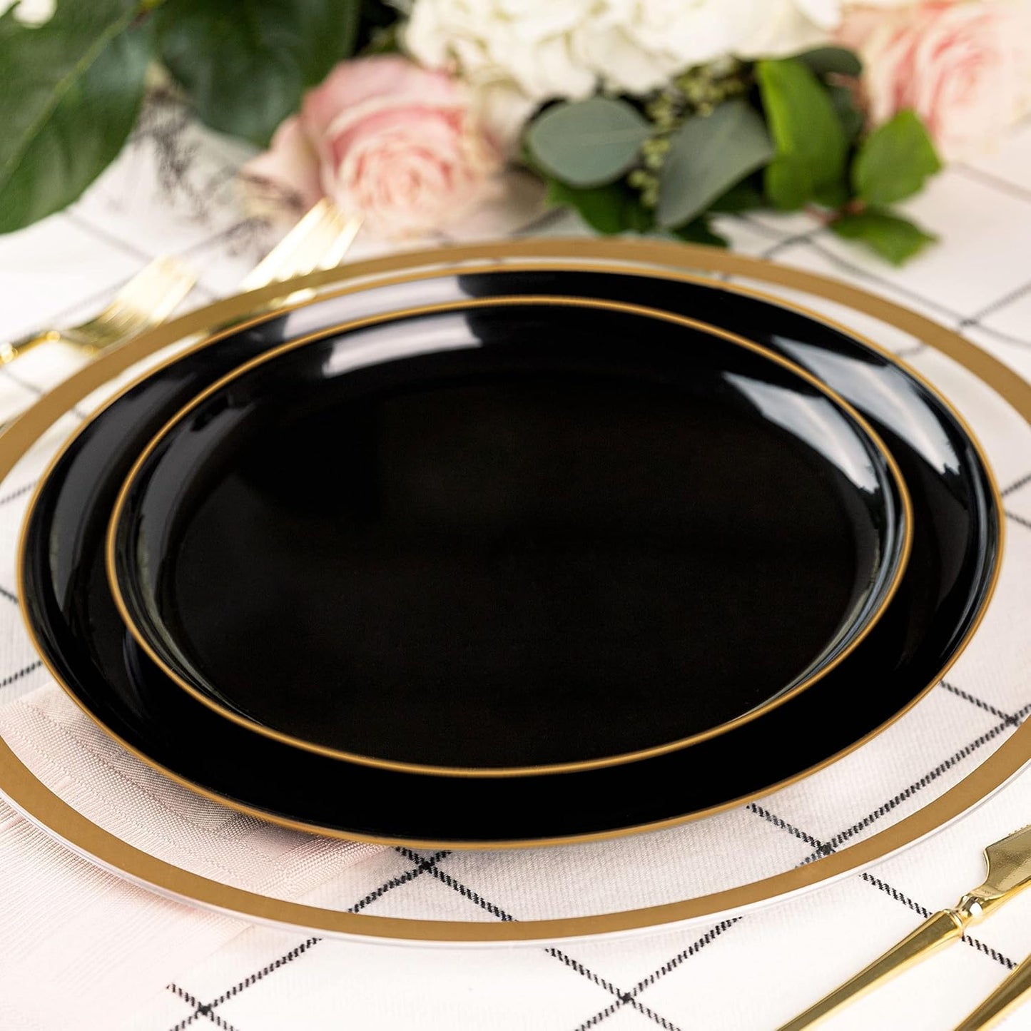 PLASTICPRO [30 Pack 10.6 Plastic Party Plates Edge Collection Black with Gold Rim Premium heavyweight Elegant Disposable Tableware Dishes (Black With Gold Rim,