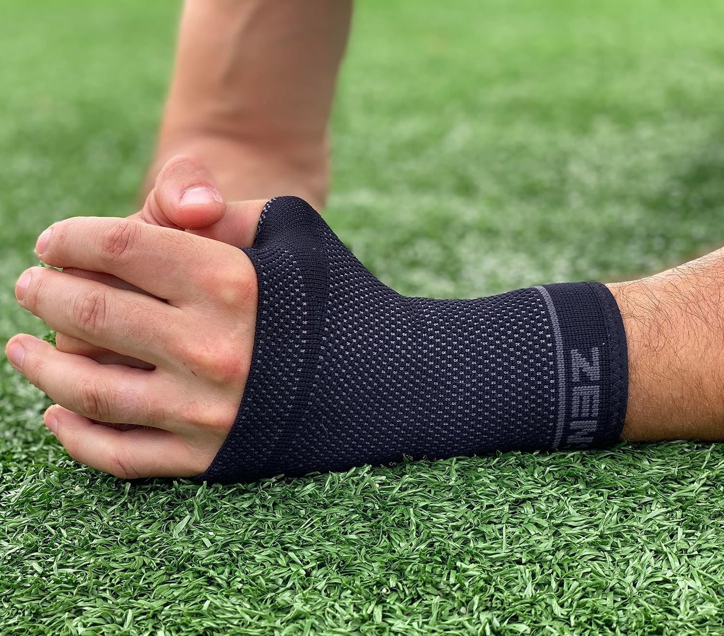 Zensah Compression Wrist Support - Wrist Sleeve for Wrist Pain, Carpal Tunnel - Wrist Support - Wrist Brace (Small, Black/Grey)